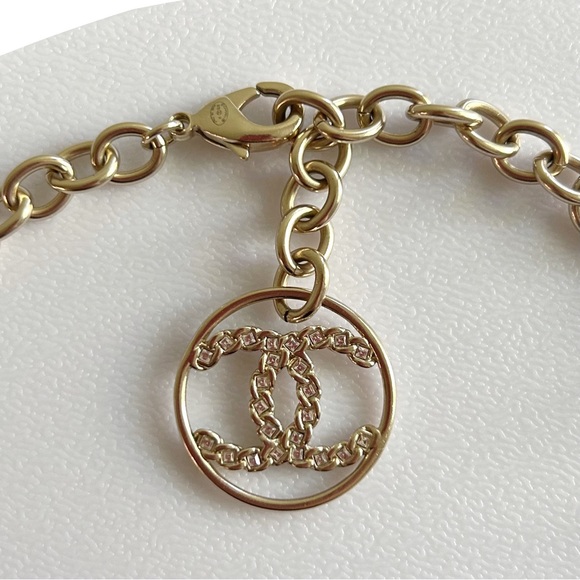 💥SOLD💥 CHANEL 2019 Crystal Embellished CC ‘CHANEL’ Letters Oversized Necklace - Picture 4 of 6